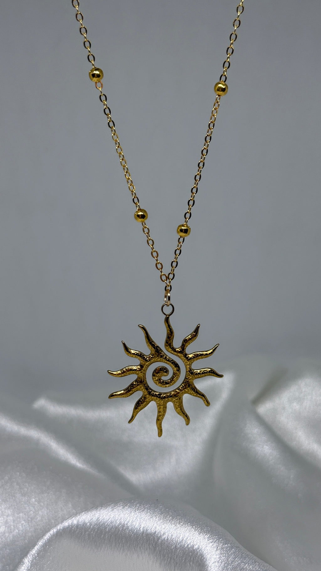 collier Ava