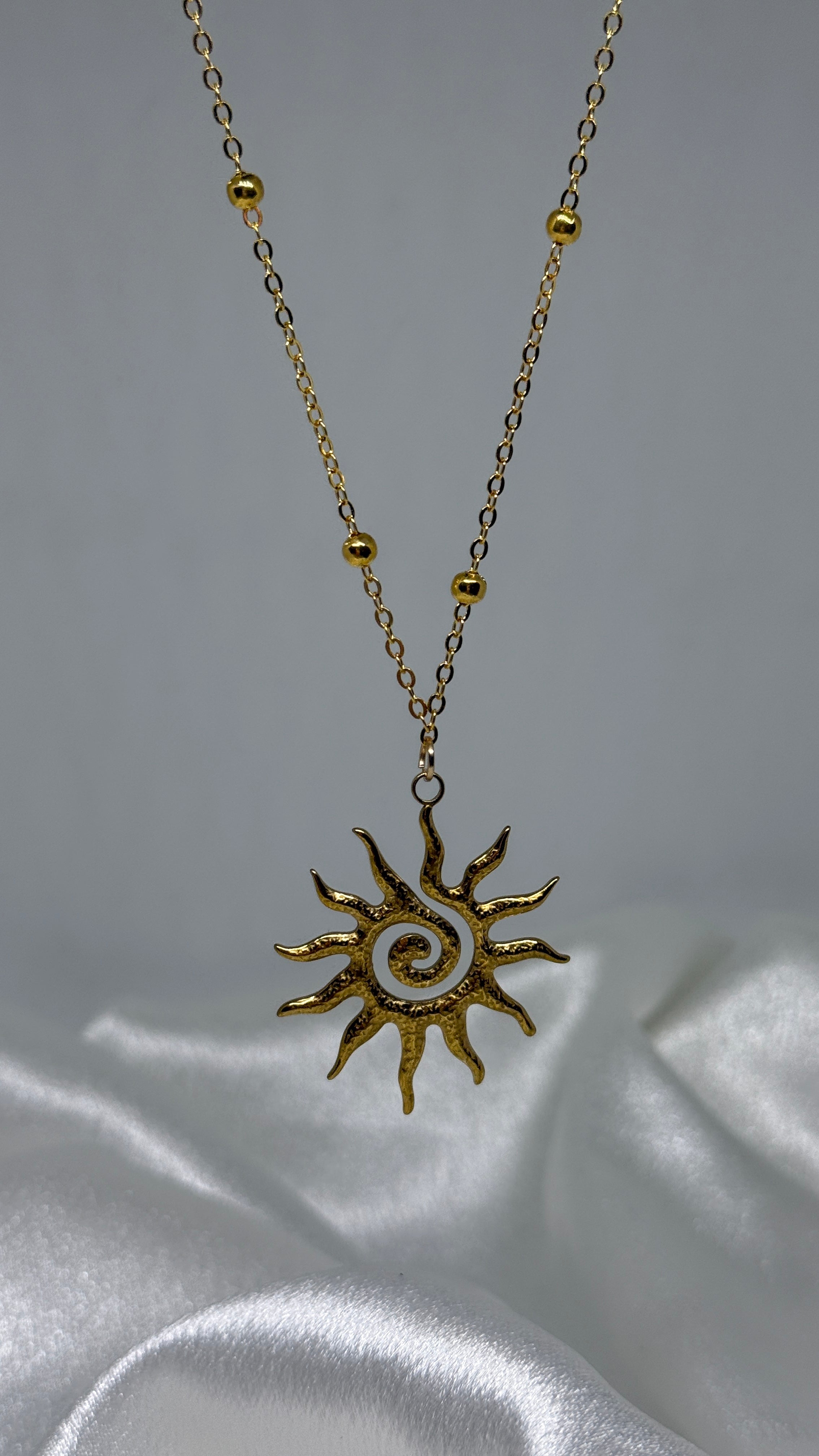 collier Ava