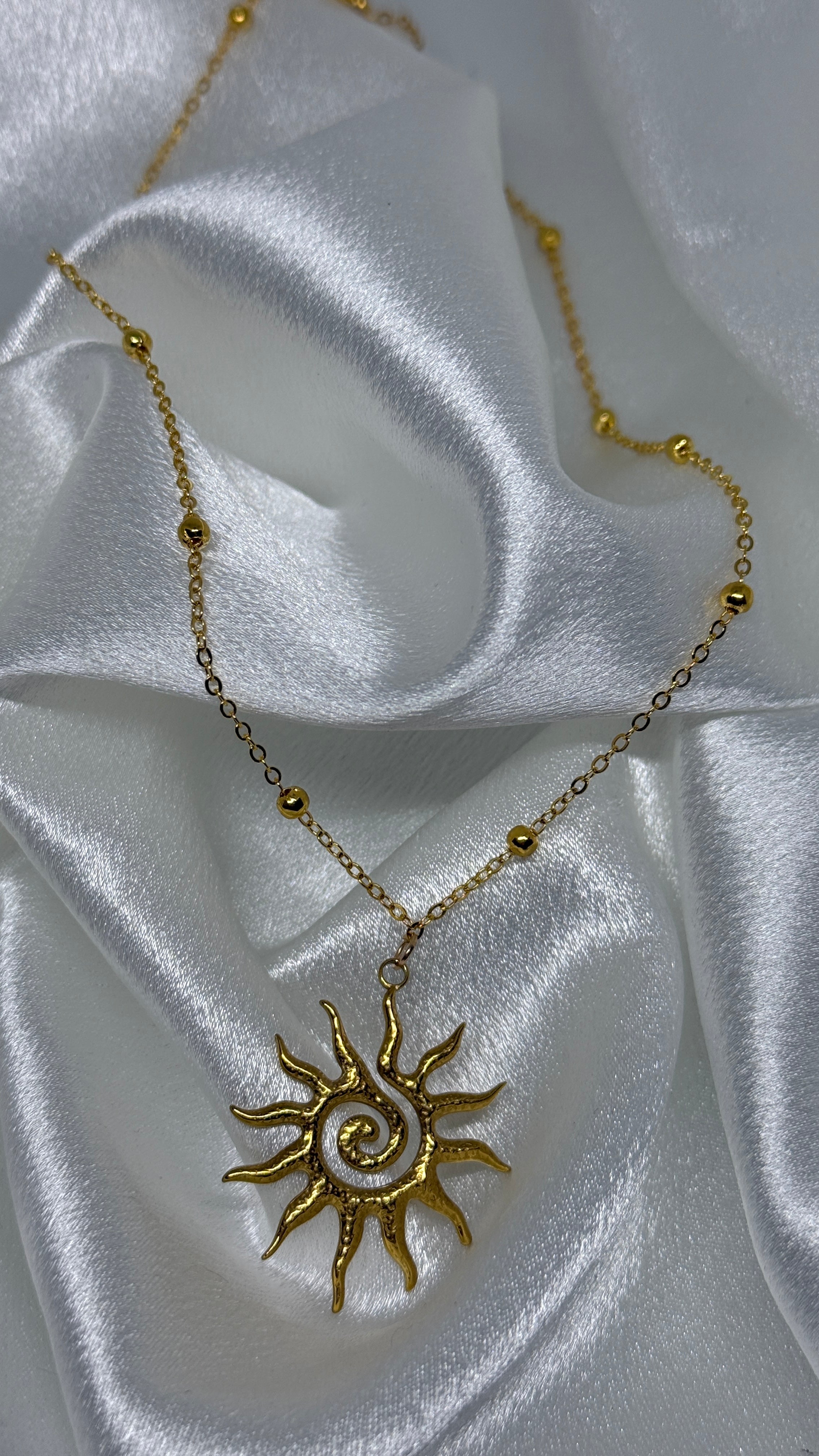collier Ava
