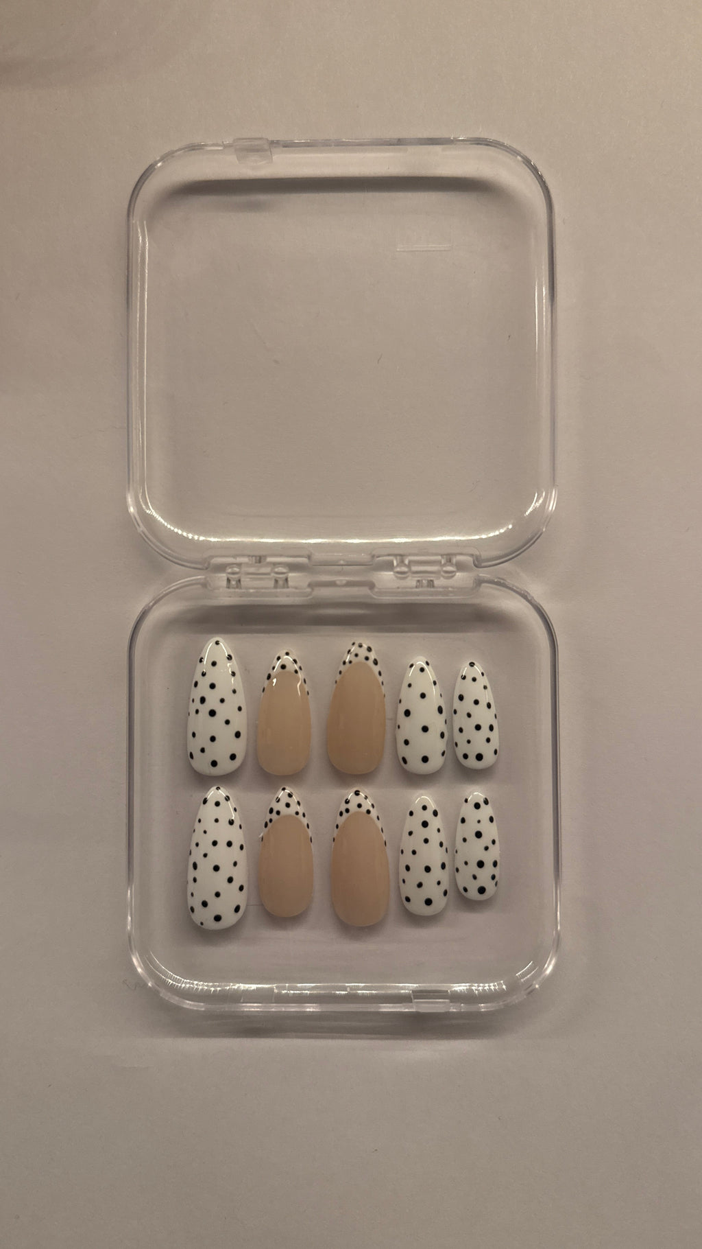 Press on nails à point noir
