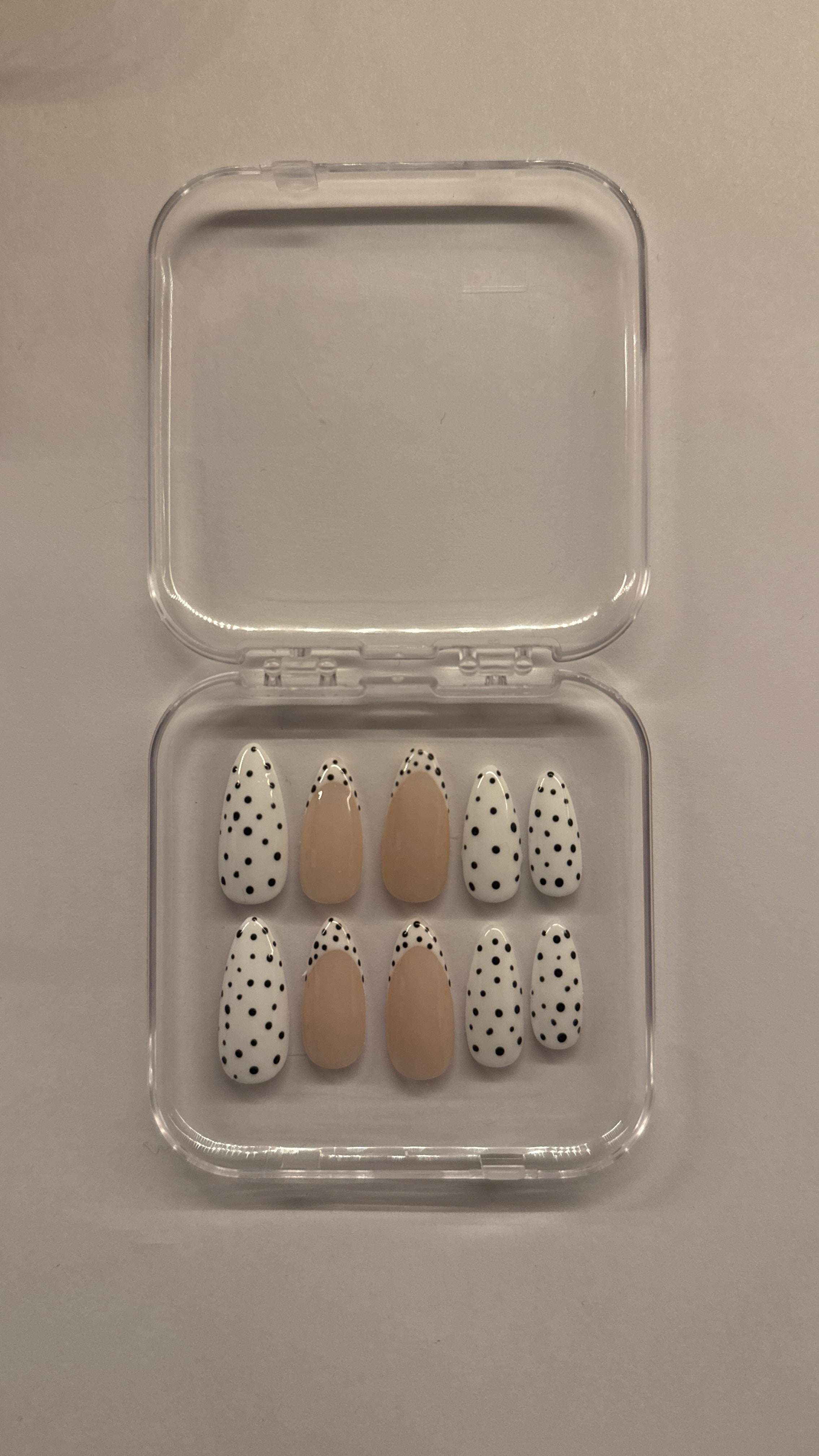 Press on nails à point noir