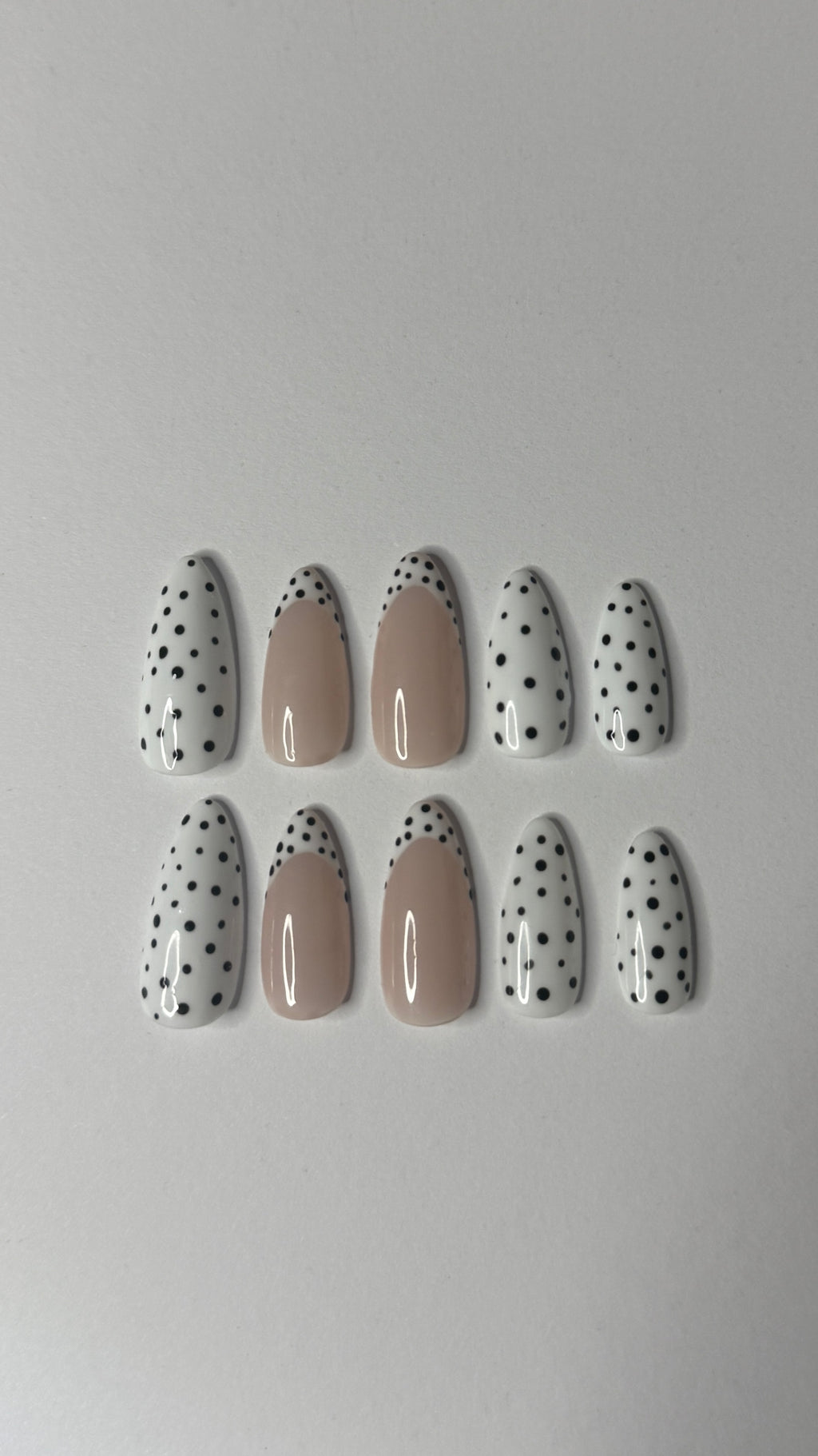 Press on nails à point noir